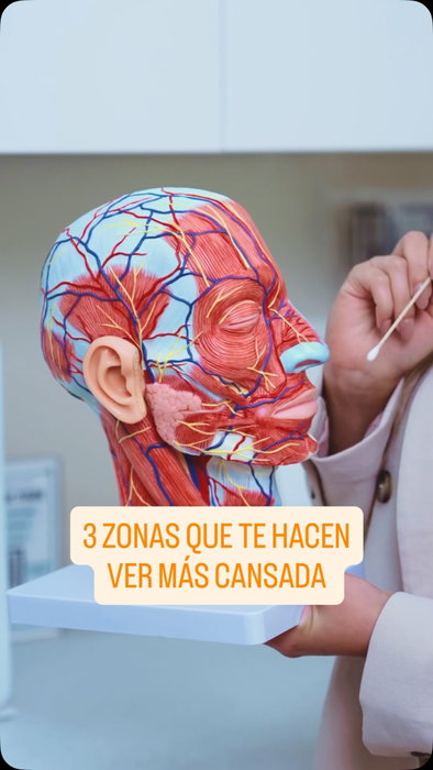 Hay zonas que pueden cambiar muchísimo cómo percibimos el envejecimiento del rostro 👀

Ojeras, surcos nasolabiales y líneas de marioneta… p